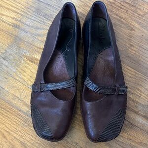 CLARKS woman brown leather MARY JANE FLATS - SIZE: 8 1/2M